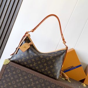 M28101 Vintage Print M27578 White Color This CarryAll EastWest handbag combines Monogram canvas with leather trim, making it the perfect companion for urban living. Its generous silhouette features a well-organized interior, with a large inner pocket adding functional elements.Monogram canvas zippered clutch secured with leather strap 36 x 19 x 0.5 cm (L x H x W)Coated canvas with leather trim Microfiber lining Gold-tone hardware Zip closure 1 interior slip pocket 1 commemorative leather label 1 detachable bow-shaped charm Anniversary ribbon tag LV monogram and stud detailing Holds 6.7-inch smartphone, earphones, zippered wallet, keys, and lipstick Shoulder strap:Non-removable, adjustable